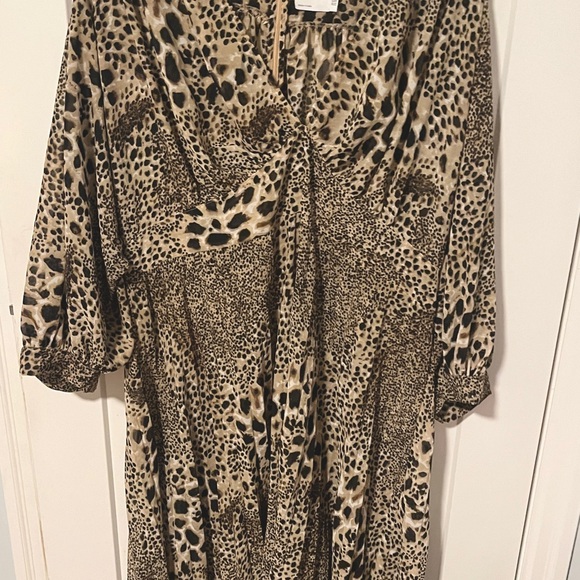 ASOS DESIGN Curve pleated batwing midi dress in natural animal - Picture 2 of 3